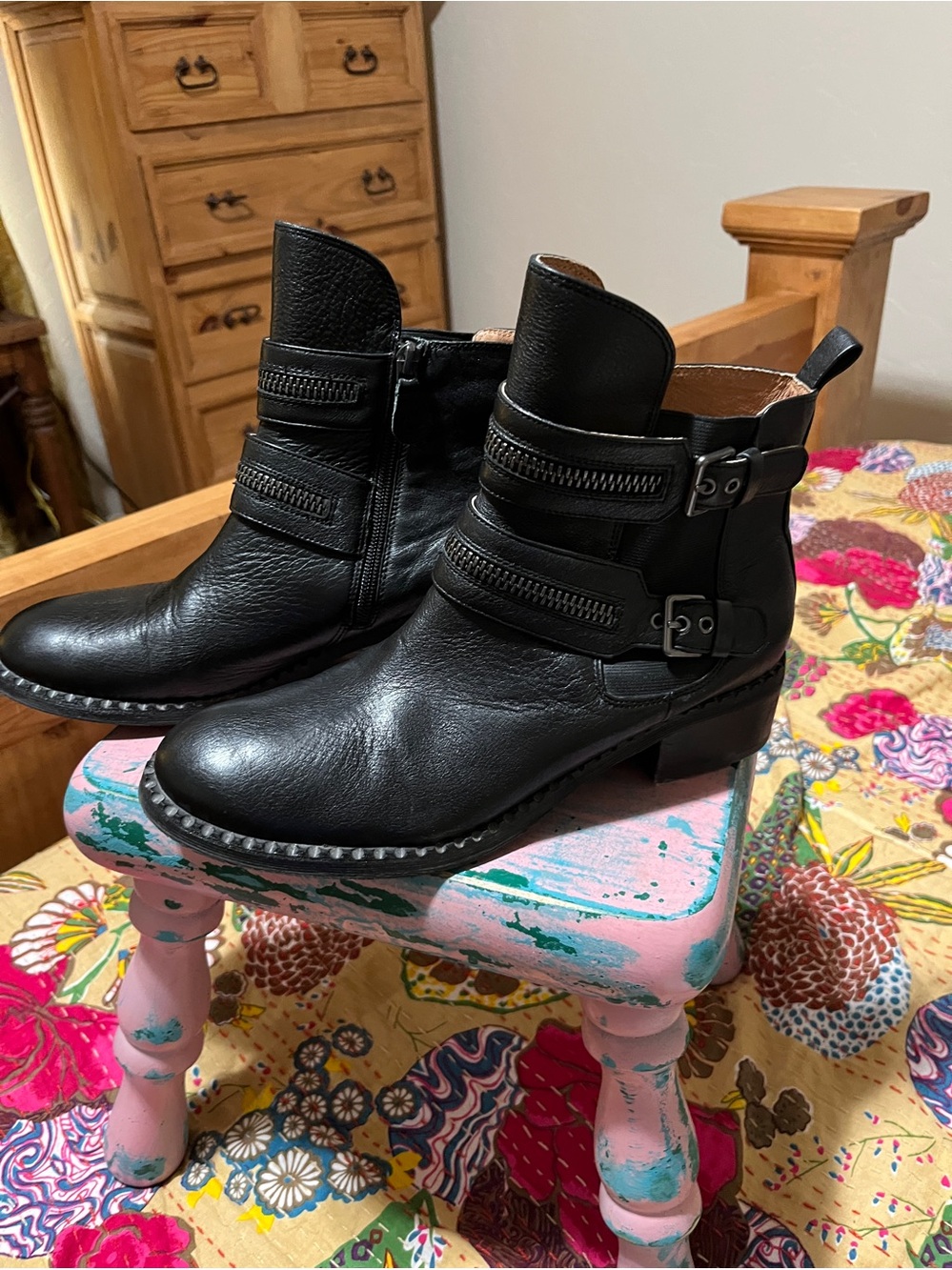 Gentle Souls by Kenneth Cole Barnaby black moto ankle boots. Excellent- size 9